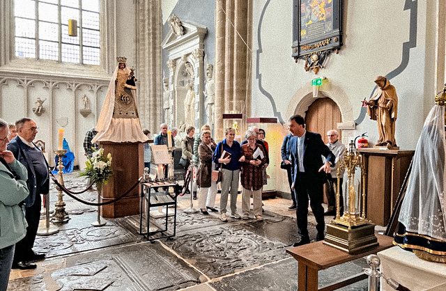 Vrijwilligers ontvangen Ommegangkaars van “Maria Leeft!”