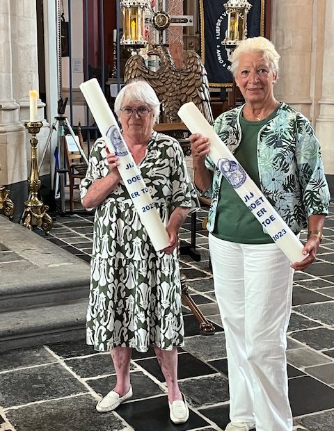 Ommegangskaarsen uitgereikt